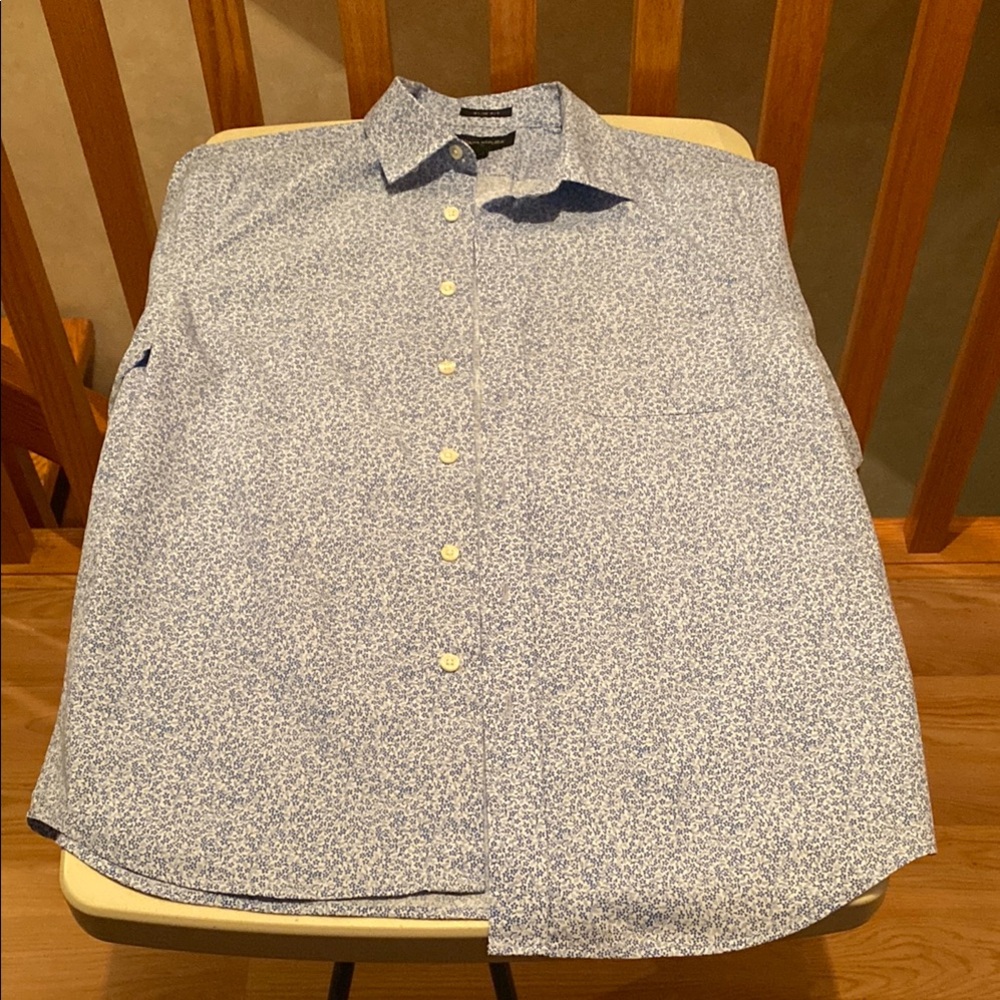 Banana Republic short sleeve button down shirt. Size: M. Color: White/Blue